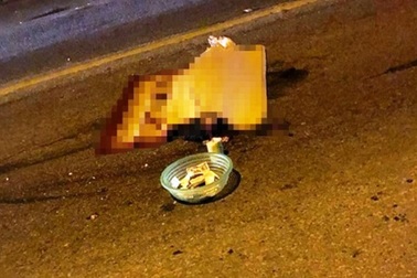 Bà chở cháu sang đường, cả 2 bị ô tô đâm tử vong