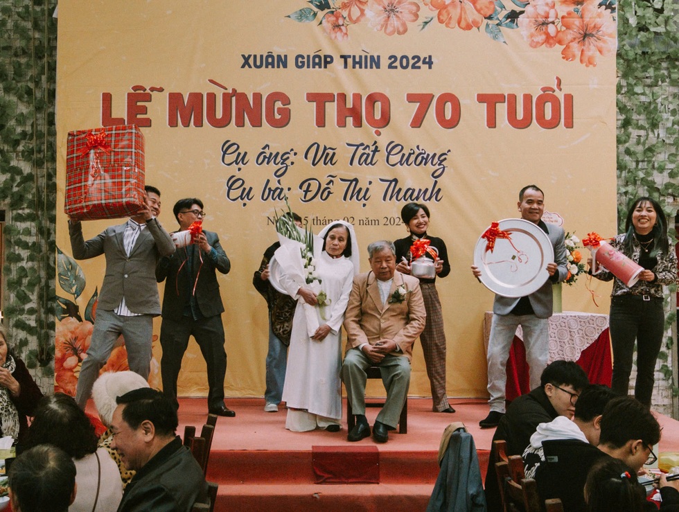 Gia đình gần 70 người ở Hà Nội họp mặt mỗi năm, tự may áo, có kịch bản - 6 Gia đình gần 70 người ở Hà Nội họp mặt mỗi năm, tự may áo, có kịch bản - 6