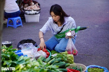 Cầm 200.000 đồng đi chợ sau lũ, chỉ ăn được 1 bữa, "nhịn" thịt mua rau