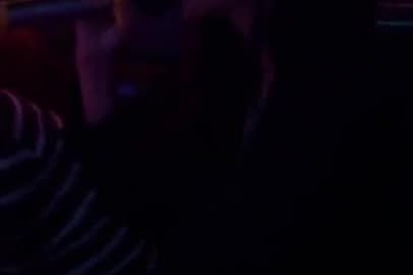 Hoàng Thuỳ hát Trái tim bên lề