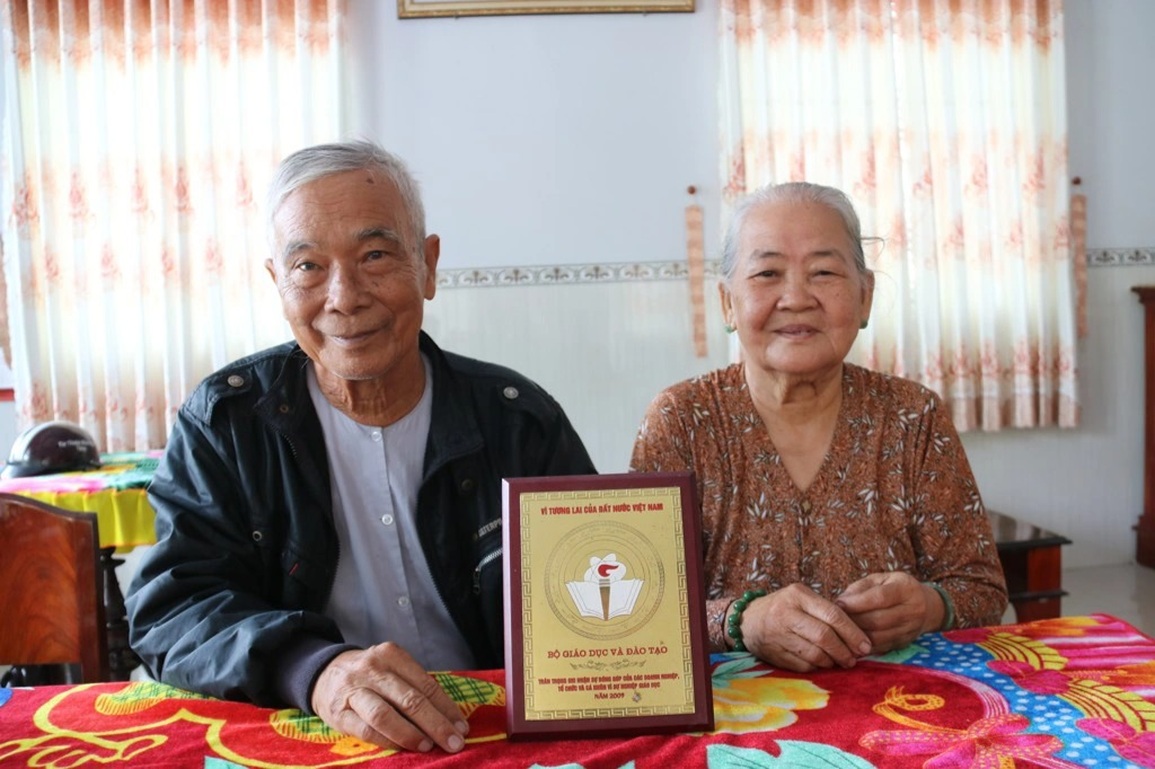 Lão nông miền Tây chuyên vá đường từ thiện có 18 con, cháu theo nghề giáo - 4 Lão nông miền Tây chuyên vá đường từ thiện có 18 con, cháu theo nghề giáo - 4