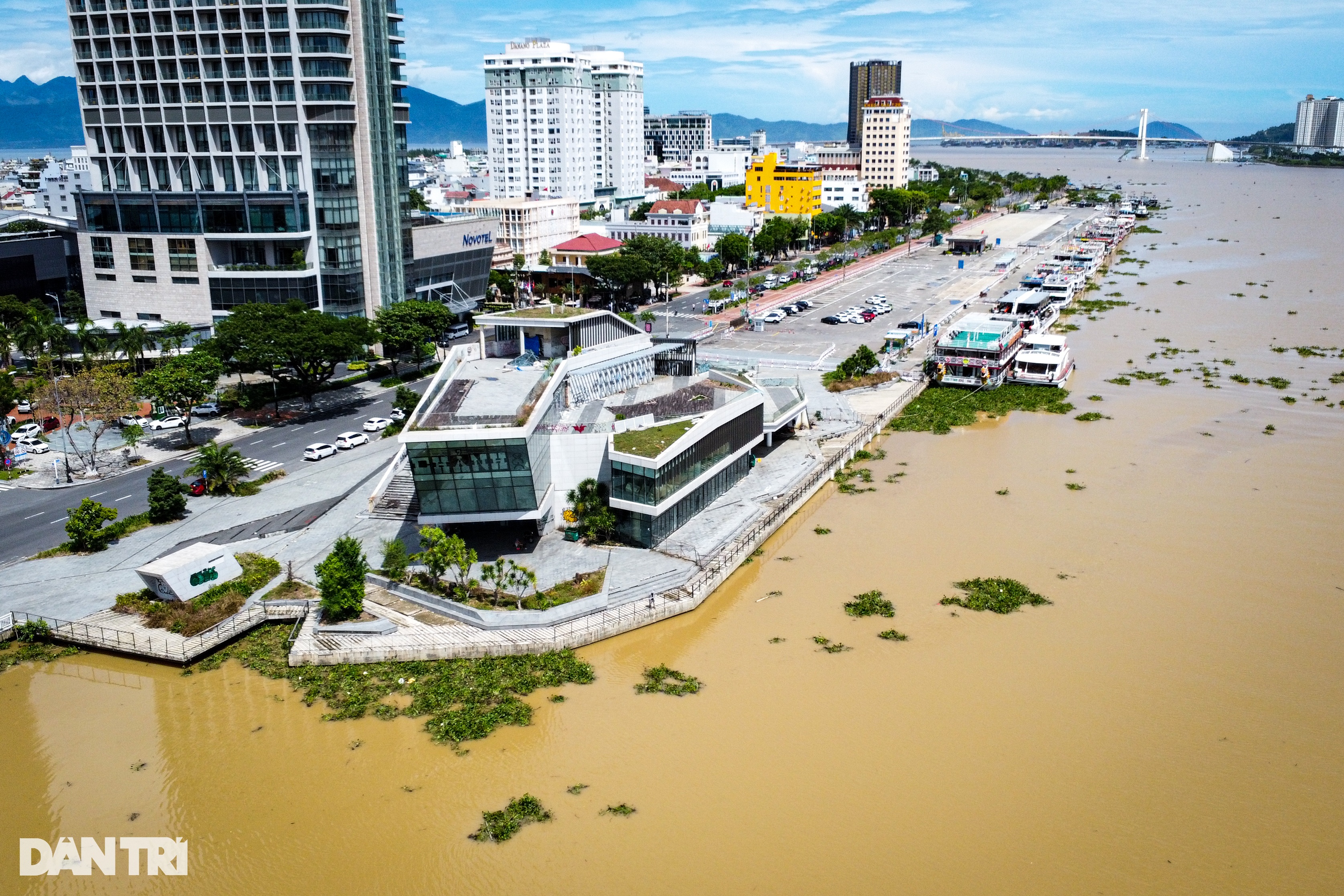 View - Sau mưa lớn, bờ biển Đà Nẵng ngập rác lẫn kim tiêm | Báo Dân trí