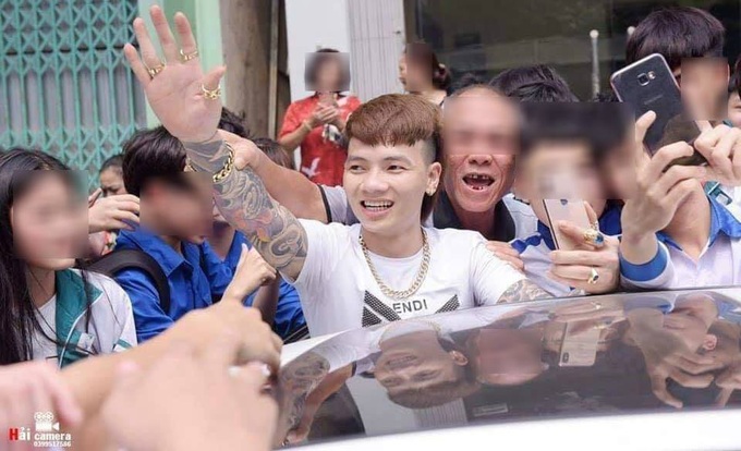 hình ảnh phụ huynh nên lo ngại: Cả dàn học sinh mặc đồng phục nhà trường háo hức đón dân chơi Khá Bảnh - Ảnh 3. hình ảnh phụ huynh nên lo ngại: Cả dàn học sinh mặc đồng phục nhà trường háo hức đón dân chơi Khá Bảnh - Ảnh 3.