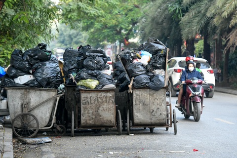 Hà Nội: Xe rác dàn hàng lấn chiếm 2/3 lòng đường gây mất an toàn giao thông
