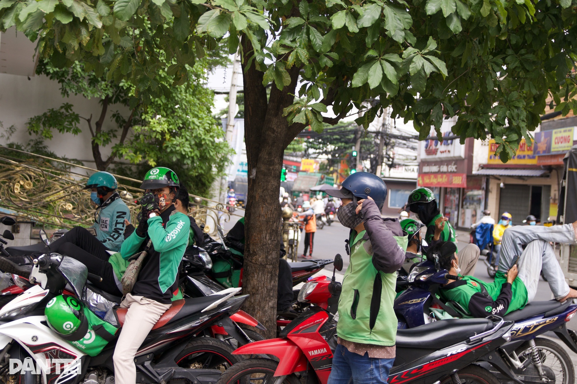 Shipper ăn bánh mì cầm hơi, cày 14 tiếng/ngày để có thưởng công ty - 3 Shipper ăn bánh mì cầm hơi, cày 14 tiếng/ngày để có thưởng công ty - 3