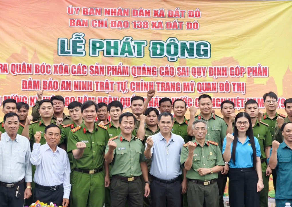TPHCM quyết liệt xử lý quảng cáo trái phép - 1 TPHCM quyết liệt xử lý quảng cáo trái phép - 1