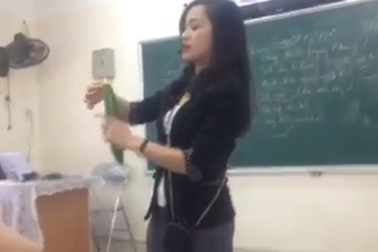 Cô giáo trẻ dạy học sinh dùng bao cao su gây sốt mạng
