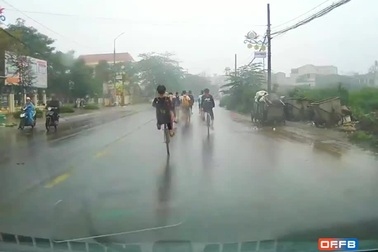 Nhóm nam sinh "thi nhau" bốc đầu xe đạp giữa đường đông