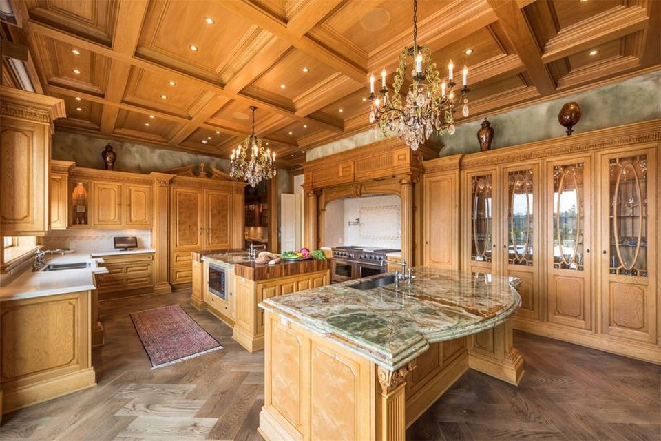 Dinh thự xa hoa như cung điện của tỷ phú điện ảnh nổi tiếng - 9