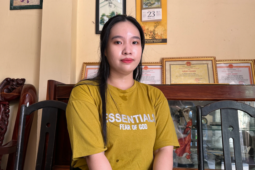 Những cô gái cất bằng cử nhân, gác công việc hăng hái lên đường nhập ngũ - 1 Những cô gái cất bằng cử nhân, gác công việc hăng hái lên đường nhập ngũ - 1