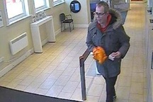 Vác chuối giả súng đi cướp ngân hàng