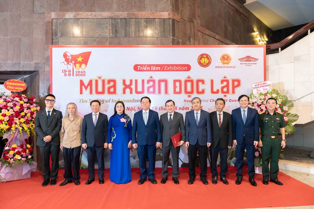 Tranh sơn mài cao 2,4m vẽ Bác Hồ được trưng bày ở Bảo tàng Hồ Chí Minh - 1 Tranh sơn mài cao 2,4m vẽ Bác Hồ được trưng bày ở Bảo tàng Hồ Chí Minh - 1