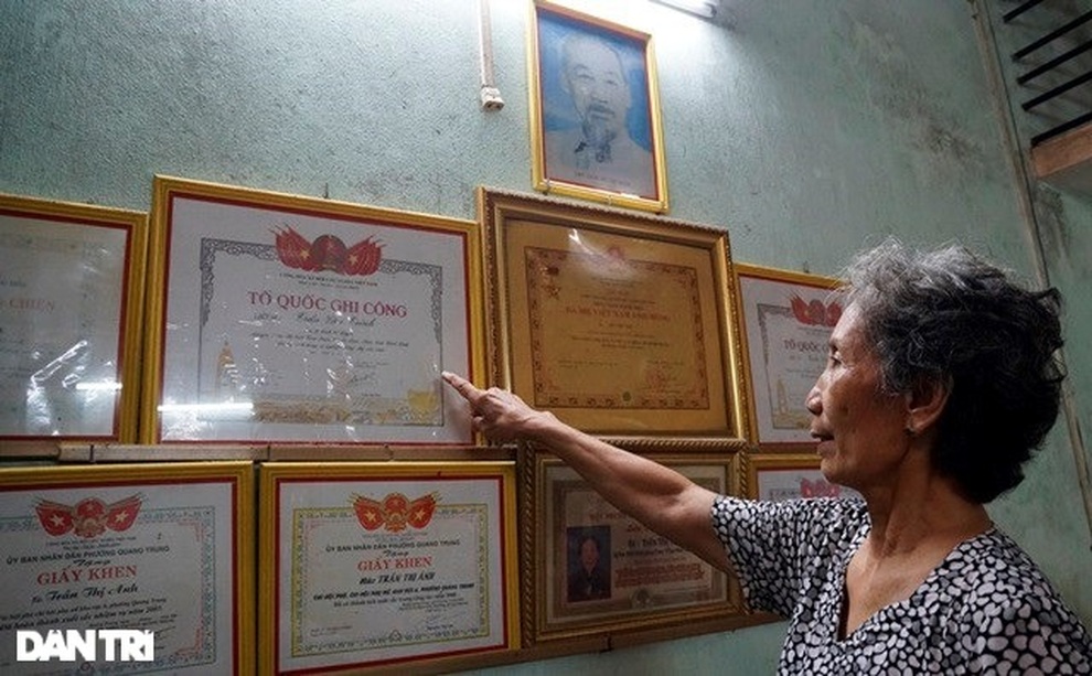 Trao tặng 50 triệu đồng gia đình có công ở miền Trung - Tây Nguyên - 14 Trao tặng 50 triệu đồng gia đình có công ở miền Trung - Tây Nguyên - 14