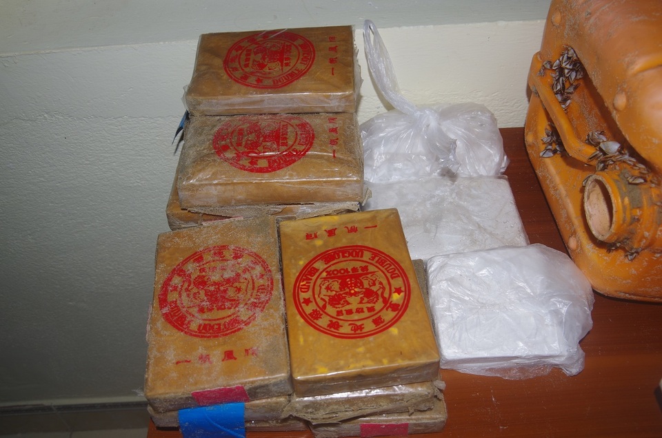Người dân phát hiện hàng chục bánh heroin trôi dạt vào bãi biển - 2 Người dân phát hiện hàng chục bánh heroin trôi dạt vào bãi biển - 2