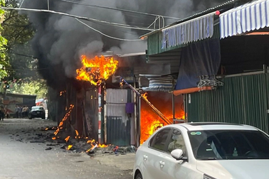 Hà Nội: Cháy bãi trông giữ xe giữa trưa, nhiều xe máy, ô tô bị thiêu rụi