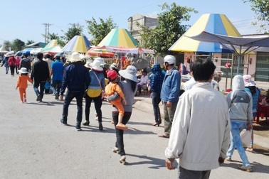 Du khách đổ về ven biển Nhà Mát du lịch đầu năm   