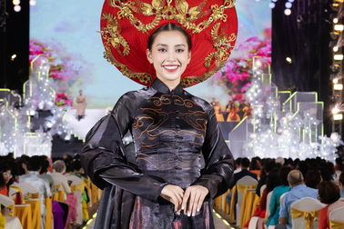 Hoa hậu Tiểu Vy diện áo dài 10m tại Lễ hội Áo dài TPHCM