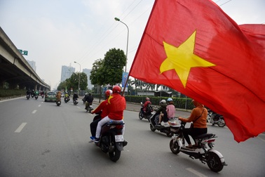 Hàng trăm cổ động viên diễu hành trước trận Việt Nam gặp Campuchia