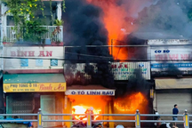 Cháy 2 tiệm phụ tùng ô tô, 2 người may mắn thoát ra ngoài