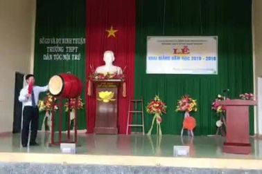 Ông Võ Văn Thưởng đánh trống khai giảng tại trường THPT Dân tộc Nội trú Ninh Thuận