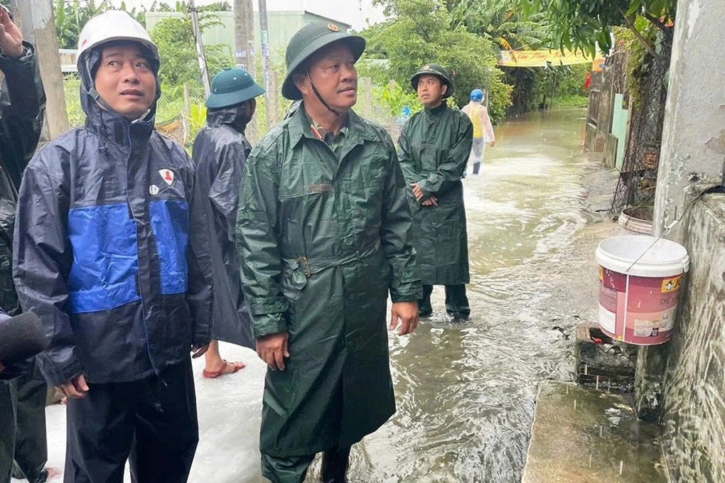 Hơn 200 người vá đê, hàng nghìn bộ đội sẵn sàng giúp dân chống bão Bualoi - 4