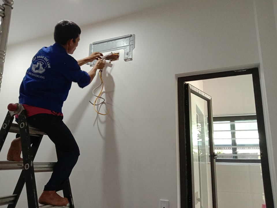 Căng mình giữa nắng nóng, thợ lắp điều hòa kiếm tiền triệu/ngày - 3 Căng mình giữa nắng nóng, thợ lắp điều hòa kiếm tiền triệu/ngày - 3