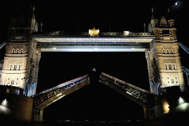 Mô-tô “bay” qua cầu sông Thames