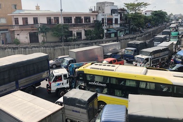 Chưa cao điểm Tết, giao thông cửa ngõ Sài Gòn đã hỗn loạn