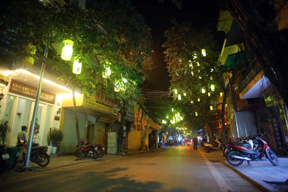 Hà Nội: Người dân bỡ ngỡ trong ngày đầu tổ chức thêm 8 phố đi bộ - 6 Hà Nội: Người dân bỡ ngỡ trong ngày đầu tổ chức thêm 8 phố đi bộ - 6