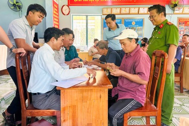 Phường 200.000 dân chật vật, chậm chi quà 100.000 đồng mừng Tết Độc lập