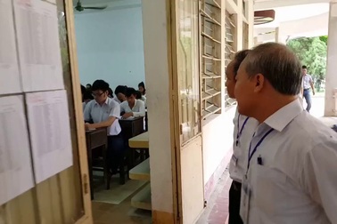 Thứ trưởng Nguyễn Vinh Hiển kiểm tra các điểm thi tại Huế