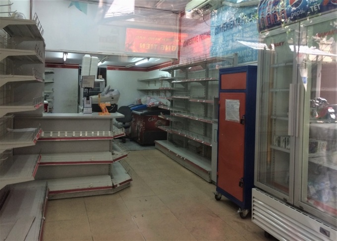 Sau khi về tay Vingroup với giá 1 USD, loạt cửa hàng Shop&Go đóng cửa, kệ hàng trống trơn - Ảnh 5. Sau khi về tay Vingroup với giá 1 USD, loạt cửa hàng Shop&Go đóng cửa, kệ hàng trống trơn - Ảnh 5.