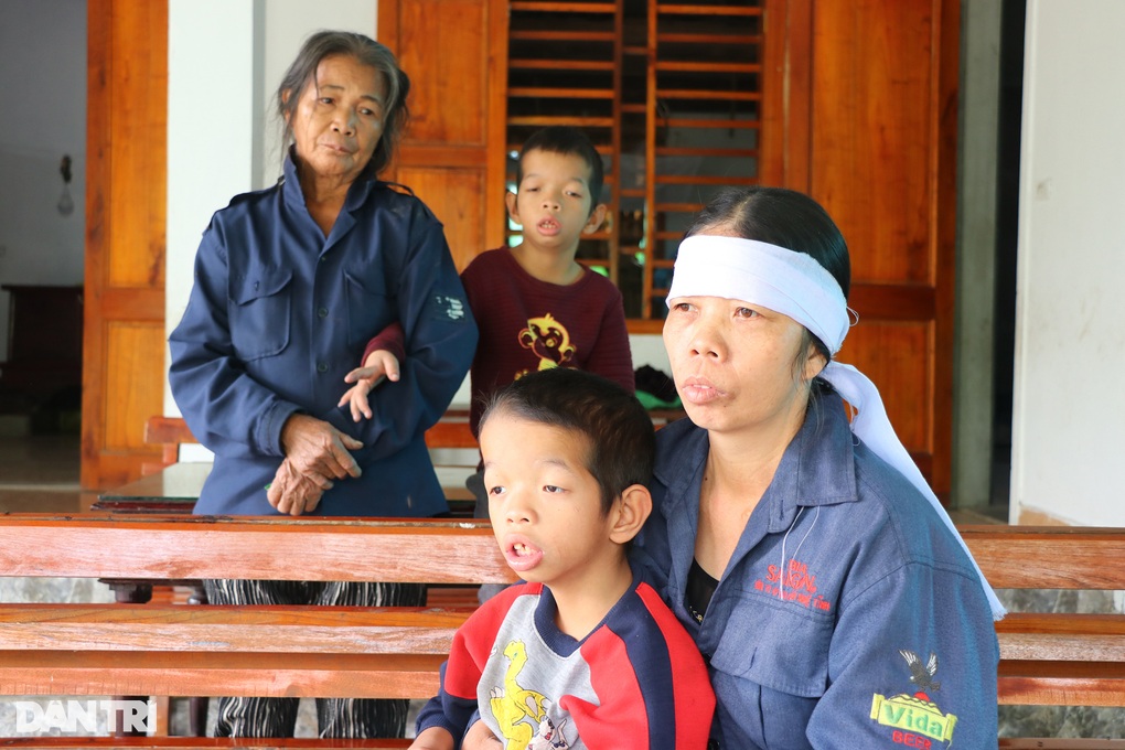 Mẹ già bật khóc: Con mất, cháu bệnh, tôi chết cũng không nhắm được mắt - 1 Mẹ già bật khóc: Con mất, cháu bệnh, tôi chết cũng không nhắm được mắt - 1