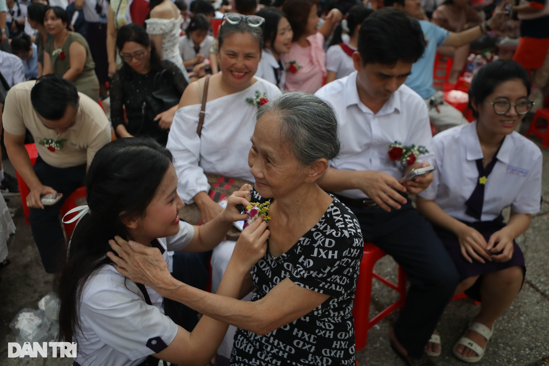 Nữ sinh TPHCM ngập tràn cảm xúc trong ngày chia tay tuổi học trò - 10 Nữ sinh TPHCM ngập tràn cảm xúc trong ngày chia tay tuổi học trò - 10