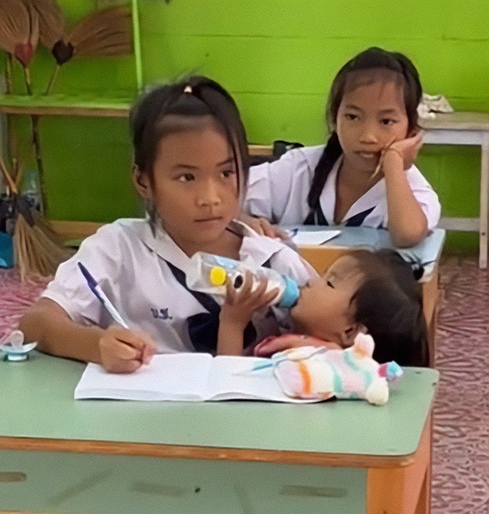 Câu chuyện về những em bé nghèo hiếu học gây sốt mạng xã hội - 1 Câu chuyện về những em bé nghèo hiếu học gây sốt mạng xã hội - 1
