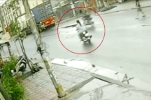 Cô gái "đốn ngã" người đi đường bằng kiểu điều khiển xe máy đầy khó hiểu