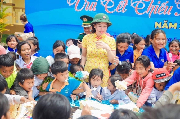 Các em cùng nhau cắt bánh kem chào đón Tết thiếu nhi năm 2022 trong không khí vui tươi, đầm ấm.