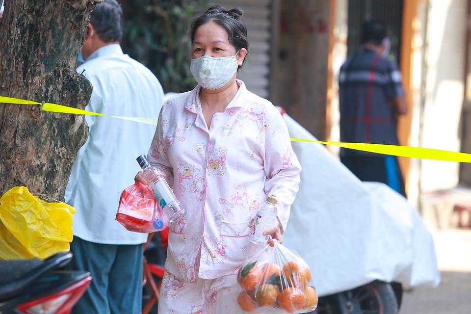 Người dân phố Trúc Bạch bị cách ly được tiếp nhu yếu phẩm như thế nào? - 5 Người dân phố Trúc Bạch bị cách ly được tiếp nhu yếu phẩm như thế nào? - 5