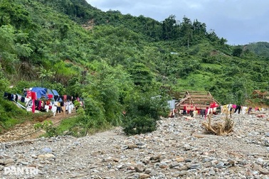 Bản làng bị "xóa sổ" sau lũ, người dân tổ chức họp trong lán tạm