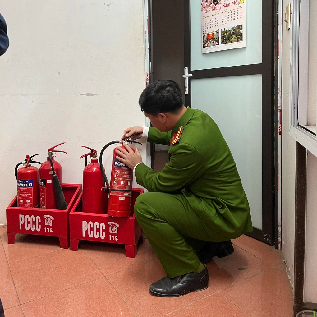 Kiểm tra phòng cháy chữa cháy tại 45 điểm bán pháo hoa ở Thủ đô - 2 Kiểm tra phòng cháy chữa cháy tại 45 điểm bán pháo hoa ở Thủ đô - 2