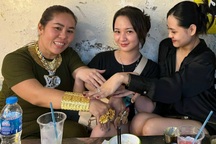 Nữ chủ quán bò nướng ở TPHCM đeo 70 cây vàng để khách vuốt lấy hên