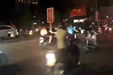 CĐV Hà Tĩnh ăn mừng chiến thắng