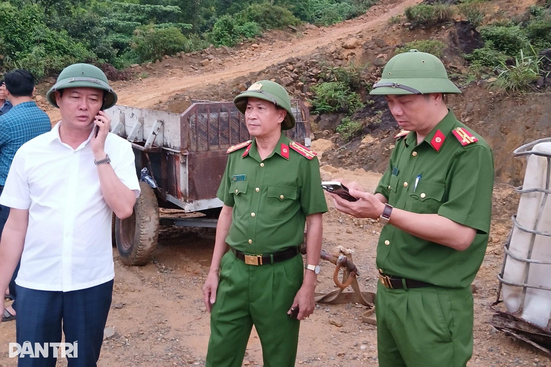 Hiện trường sạt lở ở Hà Tĩnh khiến 3 công nhân tử vong, 4 người bị thương - 4 Hiện trường sạt lở ở Hà Tĩnh khiến 3 công nhân tử vong, 4 người bị thương - 4
