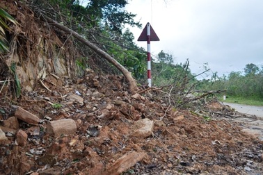 Nhiều điểm sạt lở vẫn "án binh bất động" từ sau cơn bão