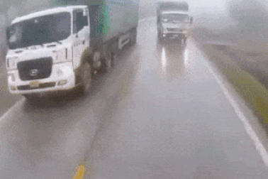 Xe tải vượt ẩu, "đồng nghiệp" đạp phanh cháy đường tránh tai nạn thảm khốc