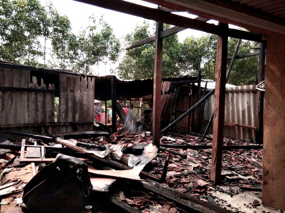 Hỏa hoạn thiêu rụi căn nhà của đôi vợ chồng nghèo - 2