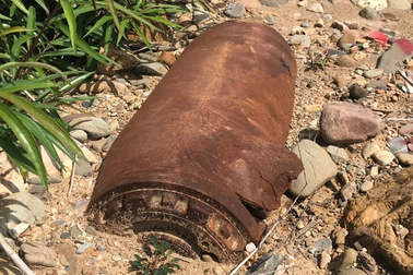 4 học sinh phát hiện quả bom khi đi bắt cá