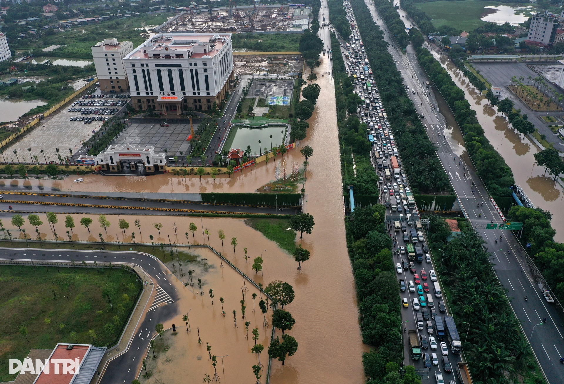 Đại lộ Thăng Long vẫn ngập sâu, ùn tắc kéo dài gần 10km trên cao tốc - 7
