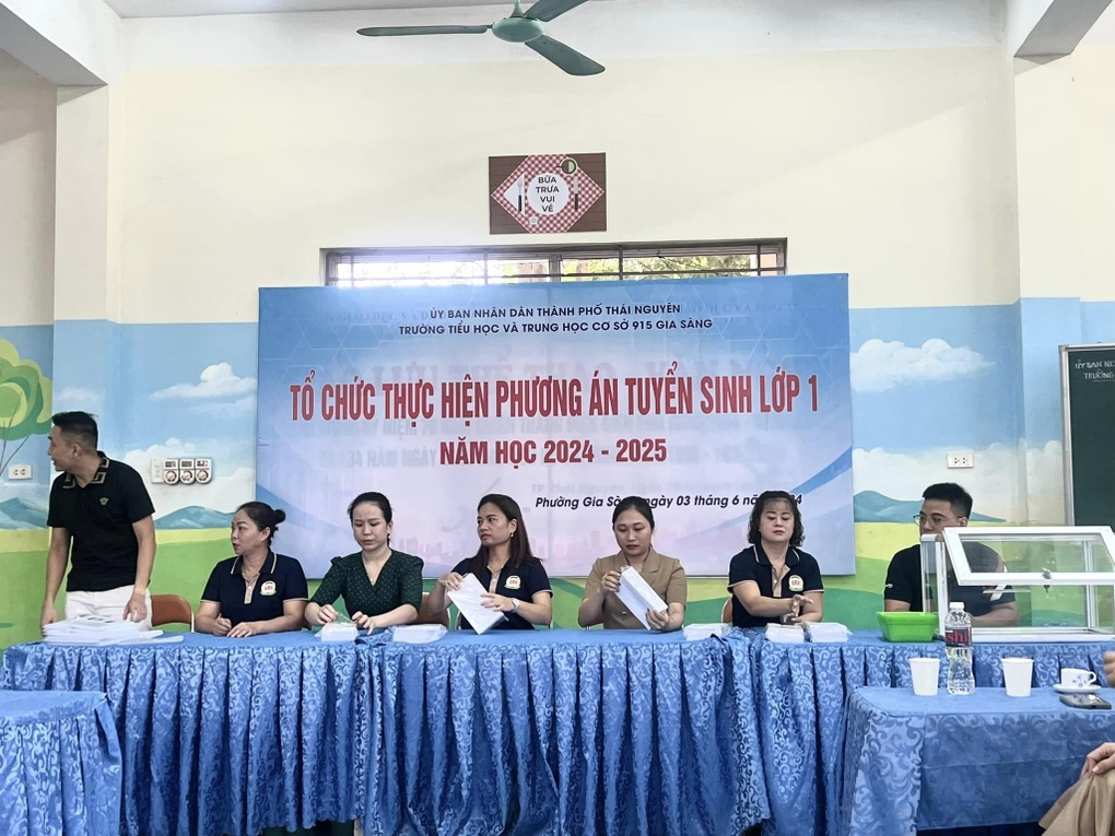 Trường điểm ở Thái Nguyên tổ chức cho phụ huynh bốc thăm vào lớp 1 - 1 Trường điểm ở Thái Nguyên tổ chức cho phụ huynh bốc thăm vào lớp 1 - 1