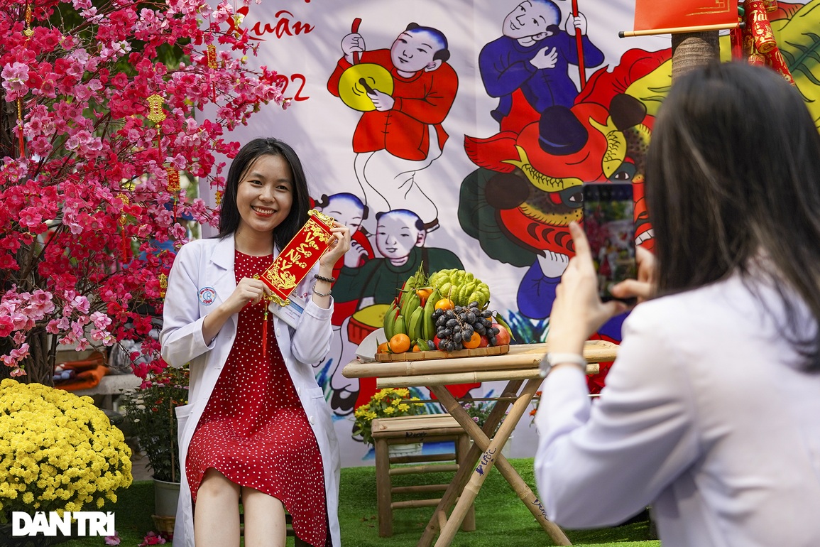 Bệnh nhân, y bác sĩ du xuân tại đường hoa bên trong Bệnh viện Chợ Rẫy - 6 Bệnh nhân, y bác sĩ du xuân tại đường hoa bên trong Bệnh viện Chợ Rẫy - 6